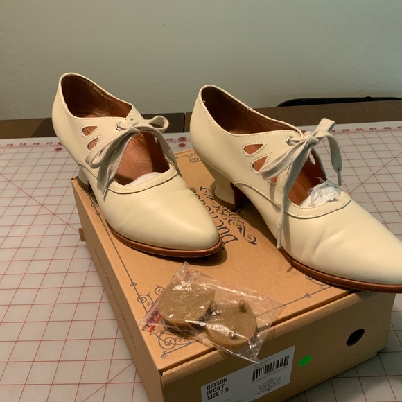 American Duchess “Gibson” in Ivory size 7.5 - Picture 3 of 8